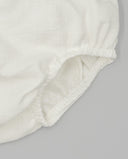 Cubrepañal de voile liso color blanco con elástico en las piernas, detalle de forro interior y acabado suave para bebé.