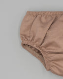 Cubrepañal bebé de lino liso en color tostado nude con cinturilla y perneras elásticas