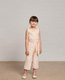 Mono gazar rosa palo sin mangas con cuello volante y lazada en cintura para niña, estilo elegante verano.
