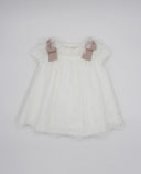 Vestido bebé niña blanco roto de tul bordado con lazos rosas en hombros y bajo festoneado, estilo ceremonia