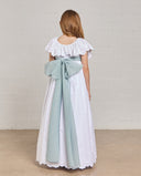 Vestido de comunión niña blanco plumeti bordado con volante y lazo verde agua en la espalda, largo maxi.