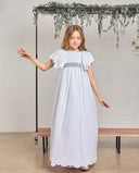 Vestido de comunión blanco para niña con bordado plumeti, mangas volante y fajín azul verdoso, largo maxi.