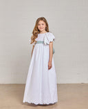 Vestido de comunión blanco largo de plumeti bordado con mangas volante y fajín verde agua para niña
