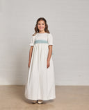 Vestido de comunión niña blanco piqué largo con fajín azul celeste, mangas cortas y detalles de encaje