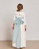 Vestido de comunión blanco con cuello Peter Pan, manga larga y lazo azul celeste en la espalda, vista trasera