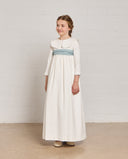 Vestido de comunión niña blanco piqué largo con cuello bebé, fajín azul y manga larga con encaje