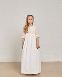 Vestido de comunión largo en gazar blanco con fajín rosa, mangas de tul y encaje para niña