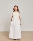 Vestido de comunión niña largo blanco de tul bordado con lunares, manga corta y cinto beige, con corona de flores