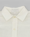 Camisa de lino blanco roto para niño Fina Ejerique, cuello clásico y botones nácar, made in Spain.