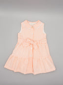 Vestido niña vichy naranja sin mangas con cuello guipur, botones blancos y lazo en cintura, corte acampanado por niveles.