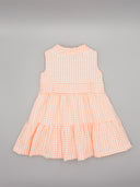 Vestido bebé niña vichy naranja sin mangas con cinturón, detalle guipur en cuello y falda por niveles