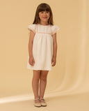 Vestido piqué blanco para niña con ribete ondulina coral, manga mariposa y corte imperio