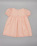Vestido bebé niña lino rosa salmón manga farol con botones traseros y falda fruncida, vista posterior.
