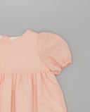 Vestido infantil de lino color melocotón con manga farol fruncida y cuello con ribete ondulado