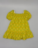 Vestido amarillo infantil estampado piñas manga farol escote cuadrado elástico y volante bajo verano