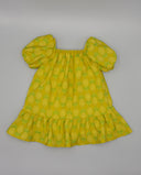 Vestido amarillo infantil manga farol con estampado de piñas, cuello cuadrado elástico y volante en el bajo