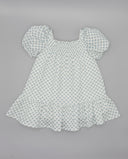 Vestido niña blanco estampado floral azul, manga farol, cuello cuadrado y cuerpo elástico fruncido con volante bajo