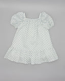 Vestido infantil blanco con estampado floral azul, cuello cuadrado elástico, manga farol y falda con volante.
