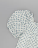 Vestido blanco con estampado floral azul pequeño, cuerpo elástico fruncido y manga farol abullonada
