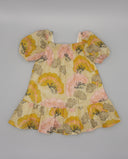 Vestido niña estampado floral amarillo y rosa, cuello cuadrado, manga farol y falda con volante escalonado