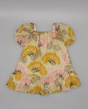 Vestido infantil estampado floral amarillo y rosa, manga farol, cuerpo elástico y volante en bajo