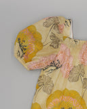 Vestido estampado floral amarillo con manga farol y cuerpo elástico fruncido en tonos rosa, ocre y gris