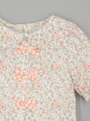 Blusa infantil floral crema con flores rosas y hojas verdes, lazo de cuadros vichy melocotón y manga farol