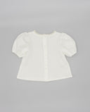 Blusa bebé niña blanca piqué manga farol con puntilla en cuello y botones en espalda