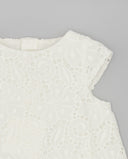 Vestido infantil blanco de batista bordada con manga corta y bordado floral calado, cuello redondo