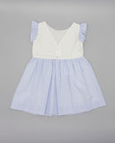 Vestido niña sin mangas blanco con falda seersucker rayas azules, cuerpo liso con botones y mangas volante