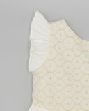 Vestido blanco roto con bordado inglés calado y manga volante fruncida, detalle de tejido floral geométrico