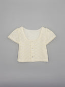 Blusa crop color crema con bordado guipur floral, manga capa y botones nácar, escote redondo, estilo romántico
