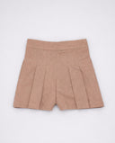 Short de lino color tostado con tablas frontales y cintura alta para mujer, estilo elegante y minimalista