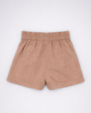 Short de lino color nude tostado con cintura elástica fruncida y tablas frontales para niña