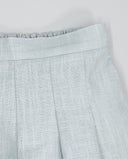 Detalle de short de lino azul celeste con tablas y cinturilla elástica fruncida