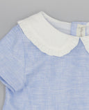 Vestido bebé niña azul celeste de lino con cuello bebé blanco con volantes y manga corta