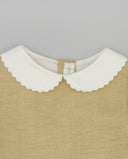 Vestido bebé niña lamé dorado con cuello Peter Pan blanco festoneado y cintura baja