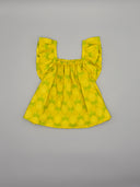 Blusa amarilla infantil con estampado de piñas, escote cuadrado, cuerpo elástico fruncido y mangas volante