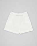 Shorts blancos de talle alto en sarga con bolsillos, pinzas y dobladillo vuelto con cinta decorativa beige.