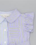 Vestido infantil Fina Ejerique de seersucker bicolor azul y blanco con mangas volante y bolsillo delantero