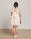 Vestido tul bordado con hojas y manga capa