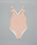 Bañador de una pieza blanco con estampado de manzanas rosas y naranjas, escote en V y tirantes con nudo decorativo.