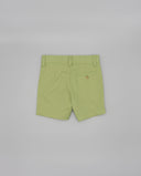 Bermuda chino infantil color verde pistacho con bolsillo trasero con botón dorado y cintura con trabillas
