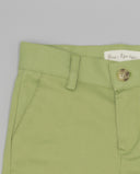 Bermuda niño verde pistacho Fina Ejerique con cinturilla, botón y bolsillos laterales, tejido twill lino