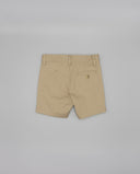Bermuda chino niño color beige vista trasera con bolsillo trasero con botón y pasadores de cintura