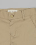 Bermuda sarga beige Fina Ejerique con bolsillos ojal, botón nácar y cintura ajustable para niño