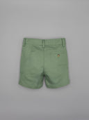 Bermuda infantil de lino verde menta con bolsillo trasero con botón y cintura con trabillas, vista posterior.