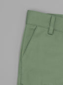Bermuda de lino verde salvia con bolsillos laterales y cintura con presilla, detalle de cinturilla ajustable