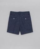 Bermuda de lino azul marino para niño, vista trasera, con bolsillos traseros con botón y cintura ajustable