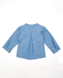 Camisa denim azul bebé manga larga cuello mao con pliegue central trasero y botones en puños
